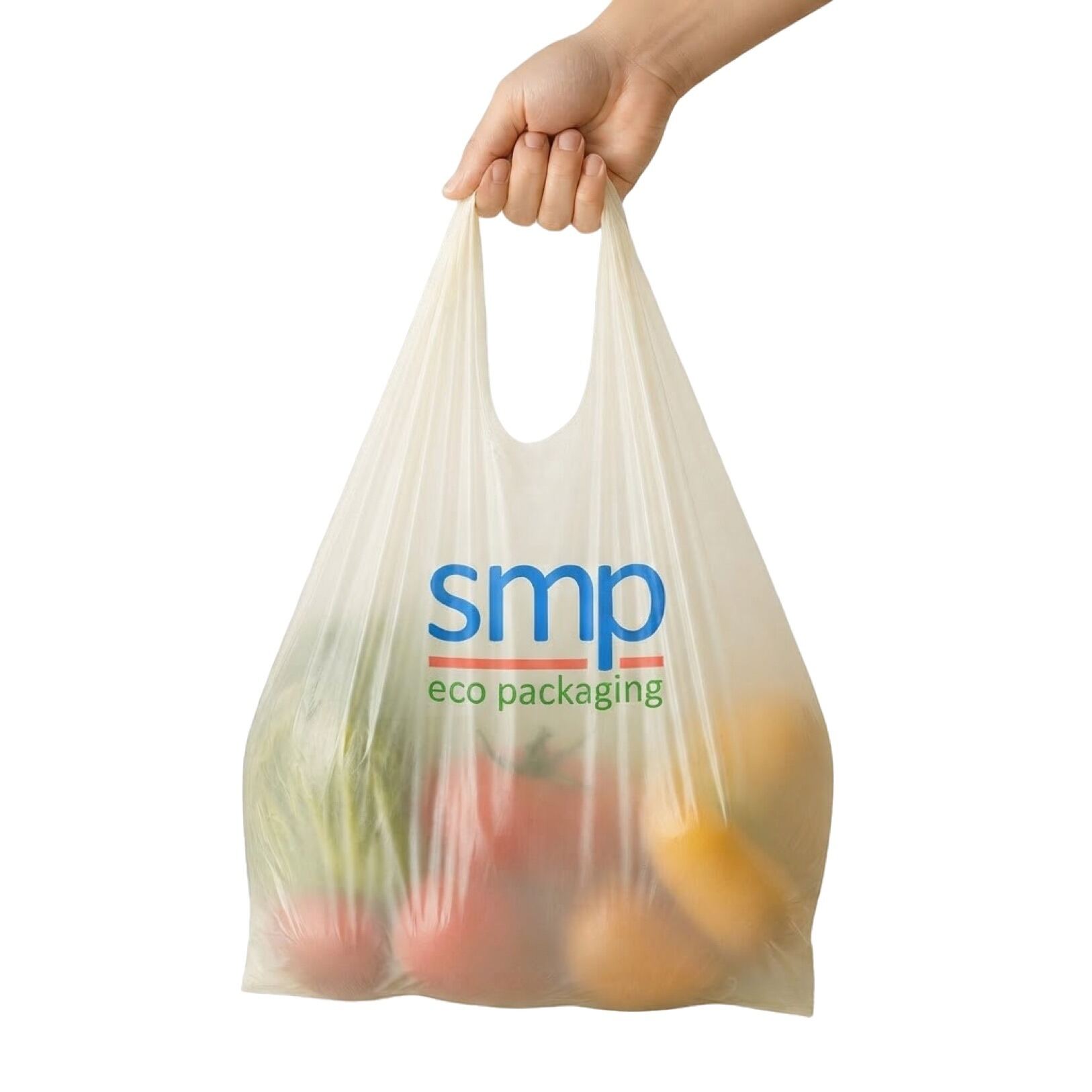 Mano sosteniendo por las asas una bolsa T-Shirt de SMP llena de frutas y verduras