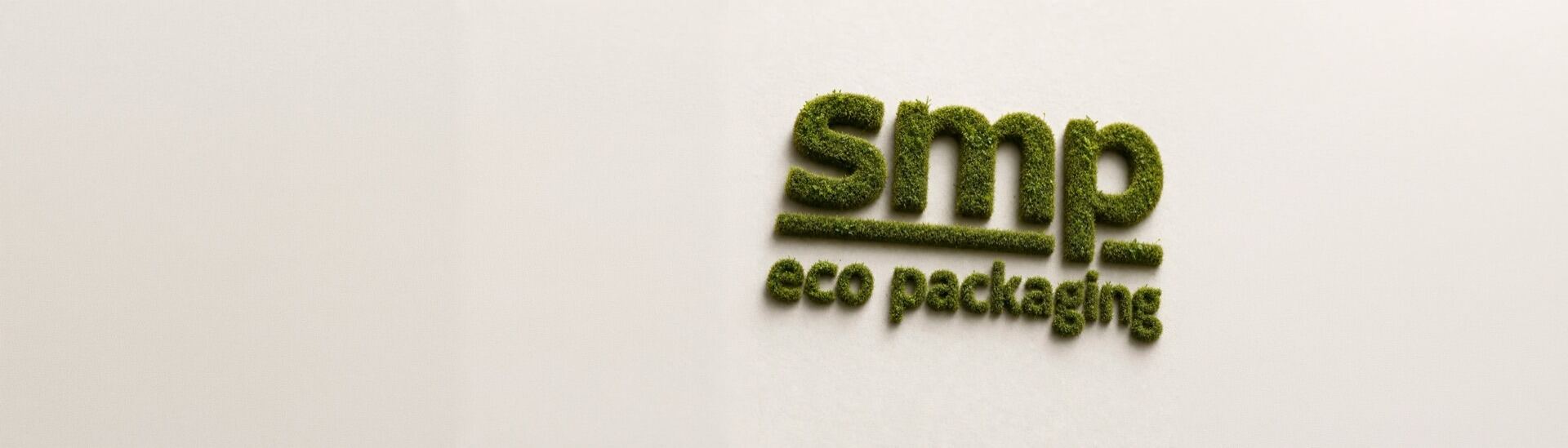 Logotipo de smp eco packaging modelado en césped sobre una pared clara